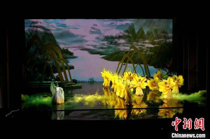 1998年，年轻机长月入过万，因不满分房携妻劫机潜逃，下场如何？