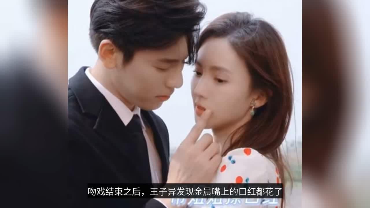 逃离海滩的女孩